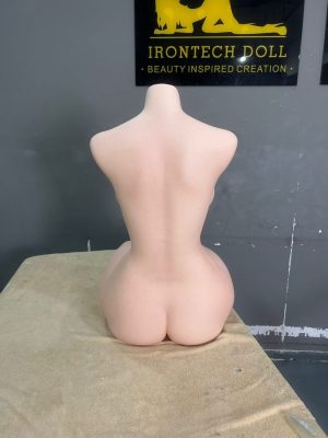 Chica Adolescente Cabalga A Yuki Onna Muñeca Sexual