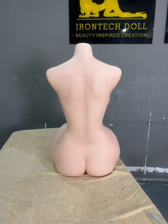 Chica Adolescente Cabalga A Yuki Onna Muñeca Sexual